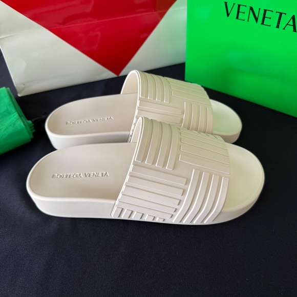 BOTTEGA VENETA 690105 Men's Pool Slide Sandals Sea Salt White Rubber, 39 (US 7) - Picture 4 of 6